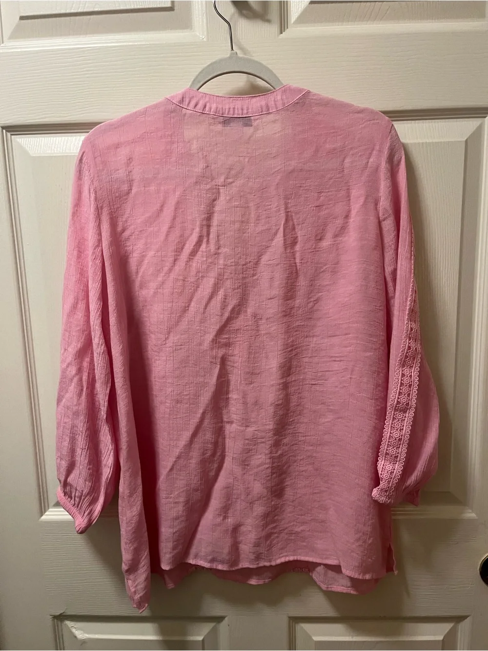 Counterparts Women’s Size XL Pink Peasant Top with Lace Embroidered Detail VNeck - Picture 2 of 8